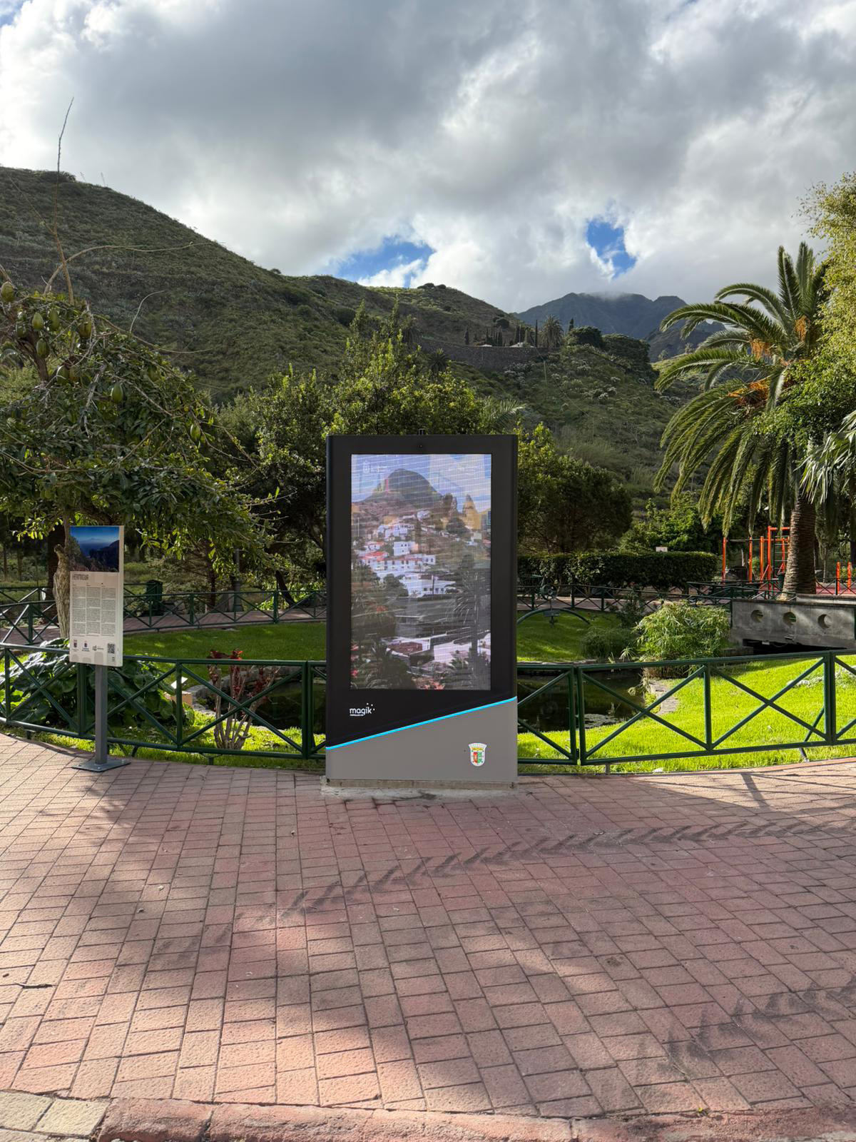 El Ayuntamiento de Hermigua impulsa la promoción comercial y turística del municipio con nuevas pantallas digitales y equipamientos urbanos