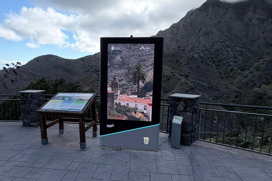 El Ayuntamiento de Hermigua impulsa la promoción comercial y turística del municipio con nuevas pantallas digitales y equipamientos urbanos